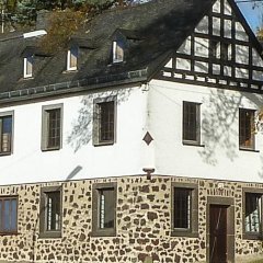 Gillenbeuren in der Eifel (Landkreis Cochem-Zell; Verbandsgemeinde Ulmen) - Gemeindehaus mit der mehr als 300 Jahre alten Dicken Eiche
